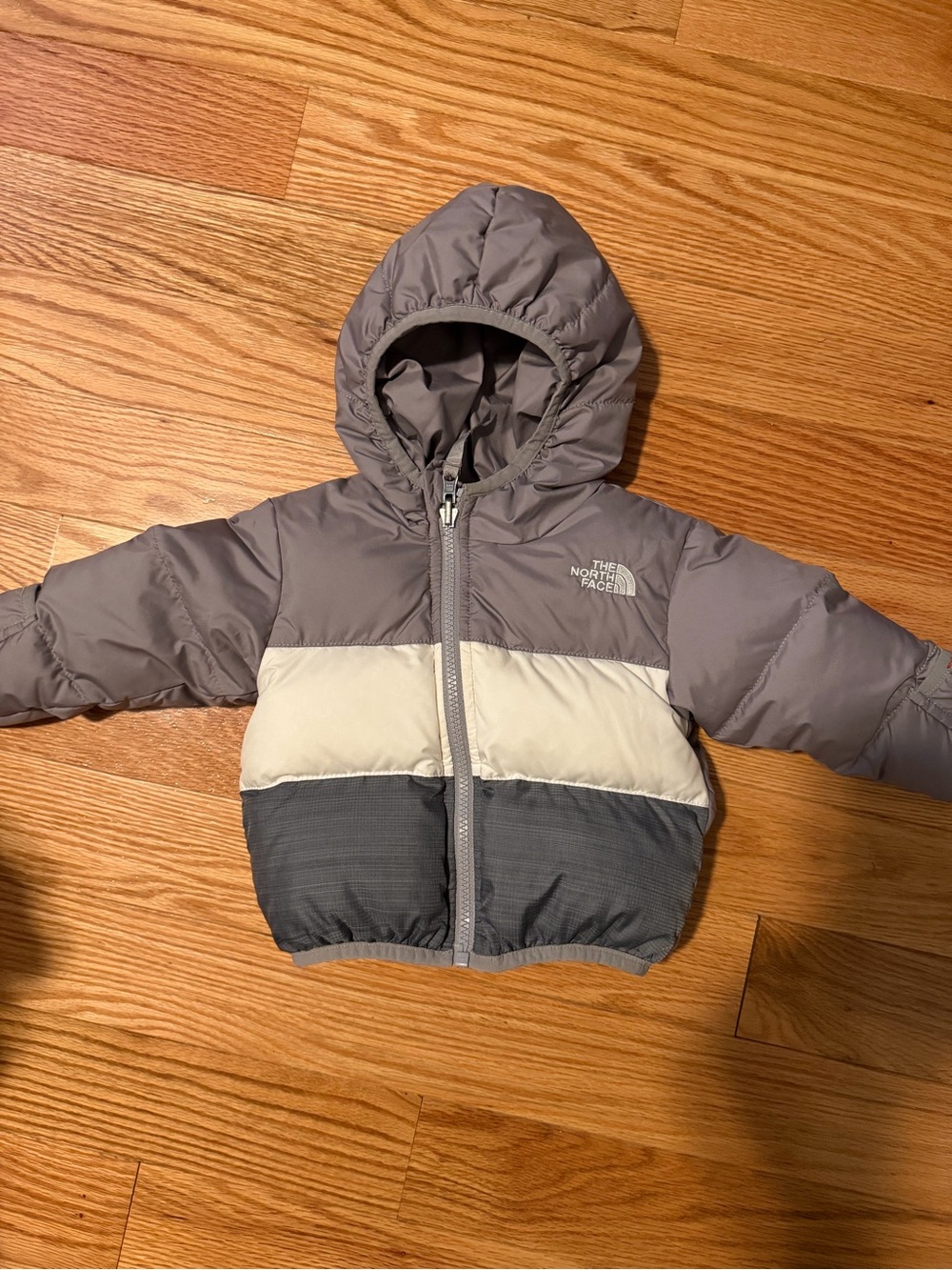 The North Face Colorblock Toddler Hooded Puffer Jacket in Gray and Cream
